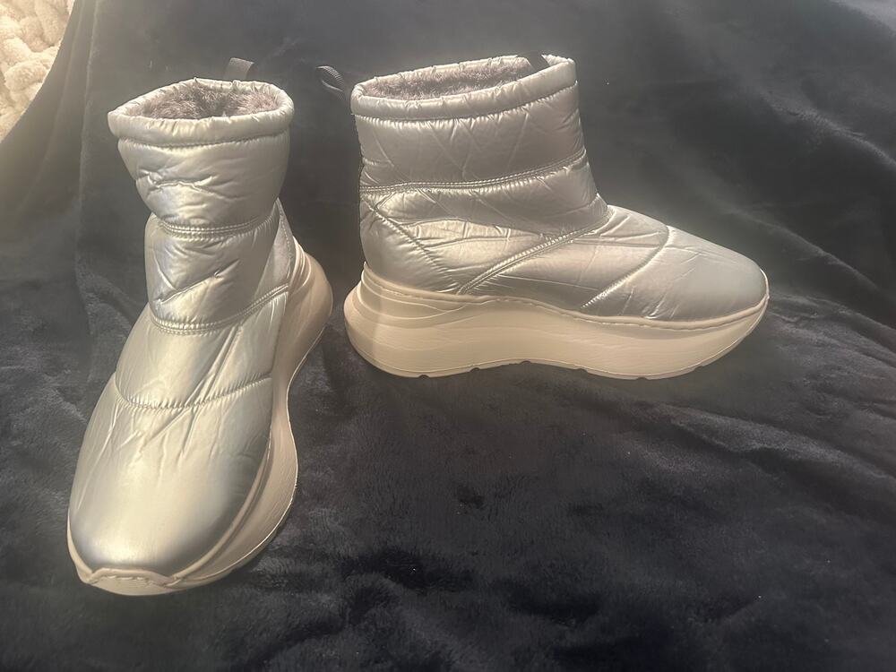 NEW IN BOX FREE PEOPLE SNOW TO SURF SILVER PLATFORM PUFFER BOOTS 8